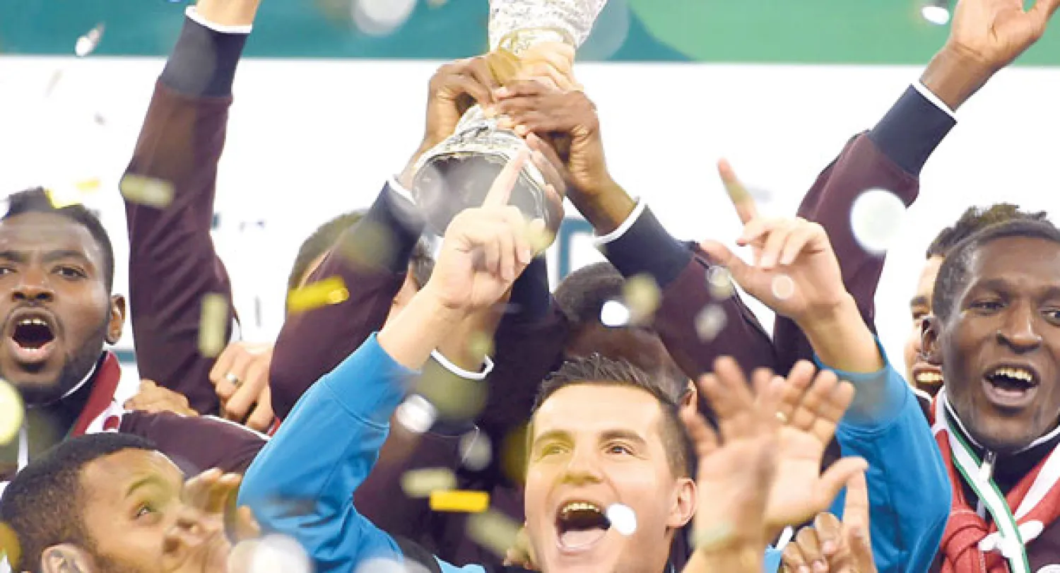  أحرزت قطر لقب كأس الخليج لكرة القدم للمرة الثالثة في تاريخها، أمس، بعد فوزها على السعودية 2 - 1.. وفي الصورة لاعبو المنتخب القطري يحتفلون بالكأس (أ.ف.ب) 