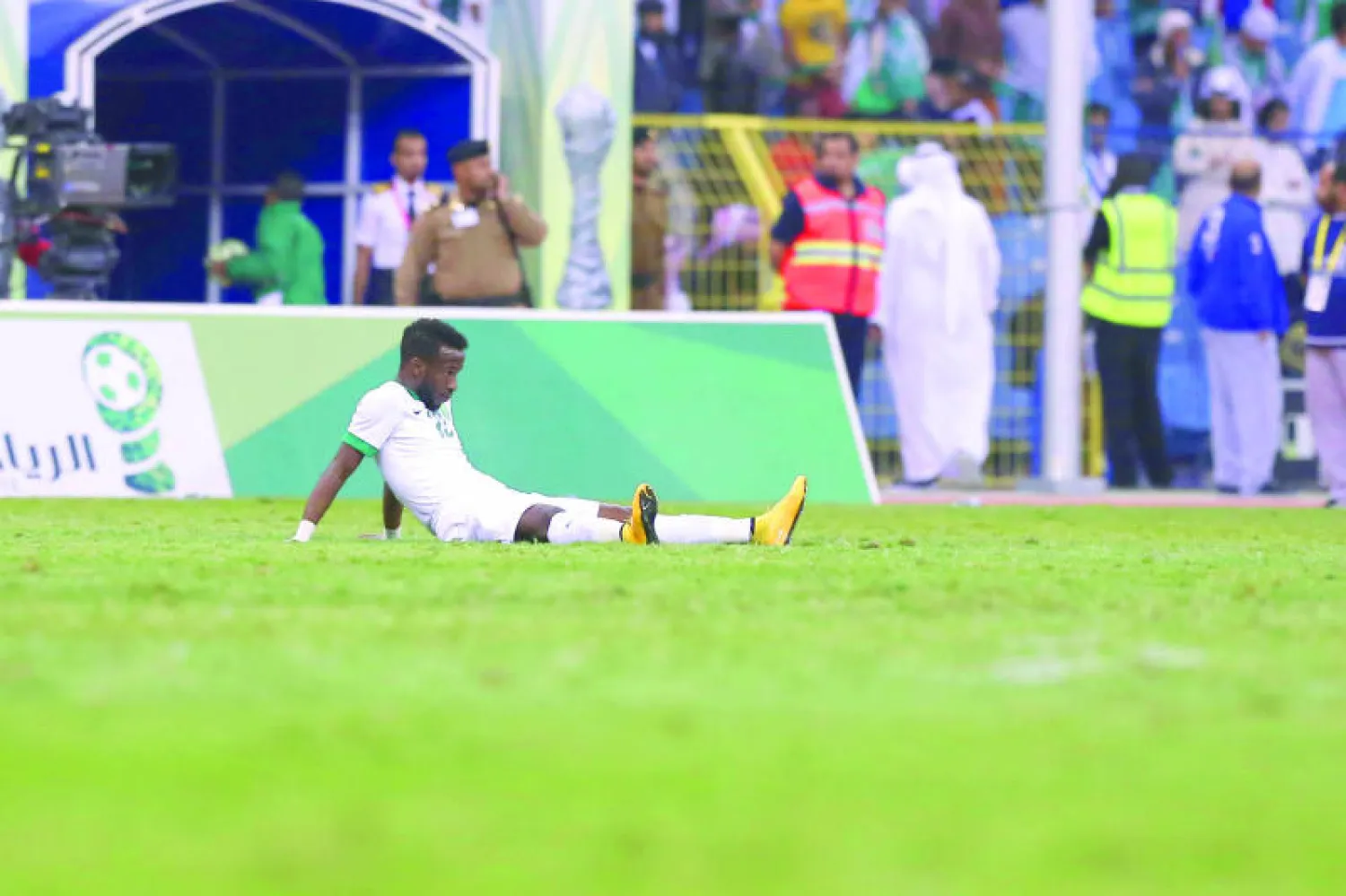 الحسرة بادية على لاعب المنتخب السعودي فهد المولد بعد خسارة نهائي «خليجي22» (تصوير: علي العريفي)