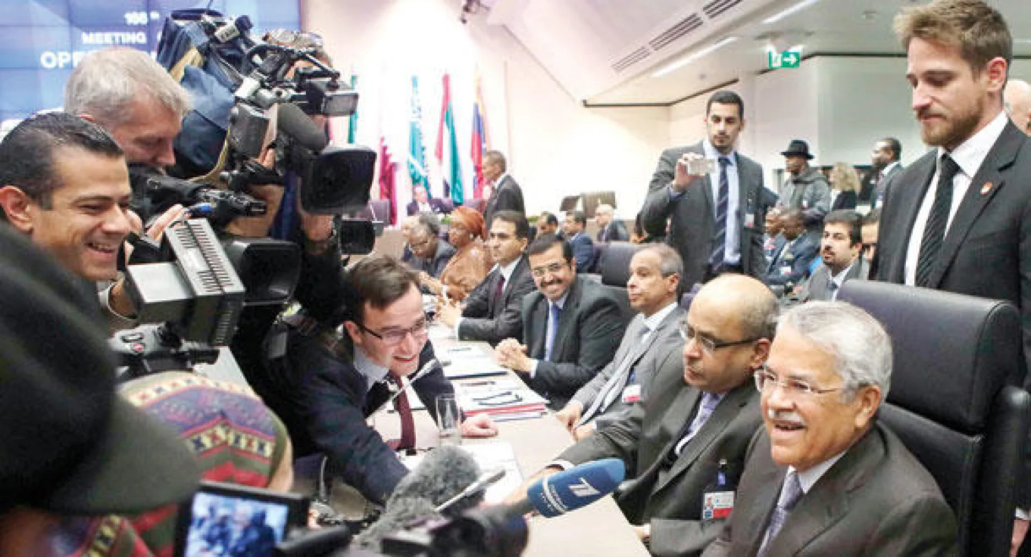 وزير البترول السعودي على النعيمي متحدثا للصحافيين قبل اجتماع «أوبك» (رويترز)