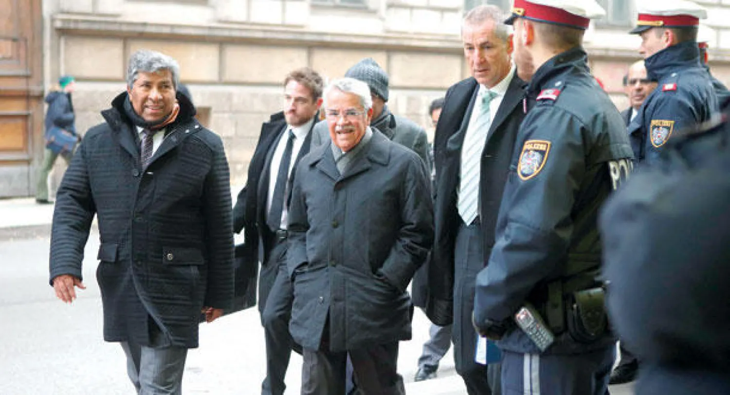 وزير البترول السعودي علي النعيمي لدى وصوله للمشاركة في اجتماع «أوبك» بفيينا أمس (رويترز)