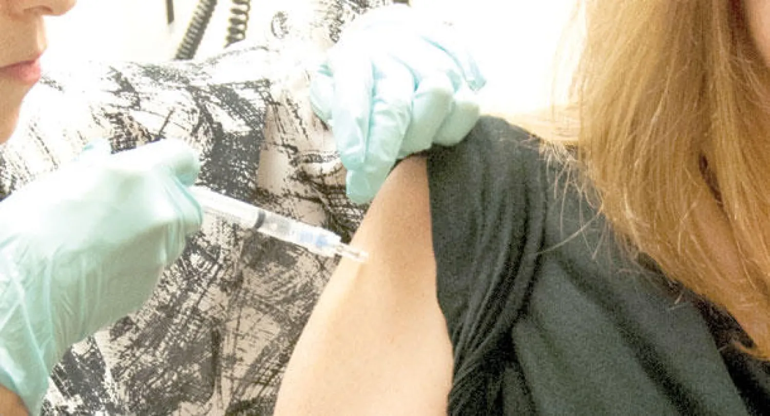 صورة وزعها المعهد الأميركي لأمراض الحساسية والأمراض المعدية لأول متطوعة خضعت لتجربة اللقاح الجديد في بيثيسدا بولاية ميريلاند (أ.ب)