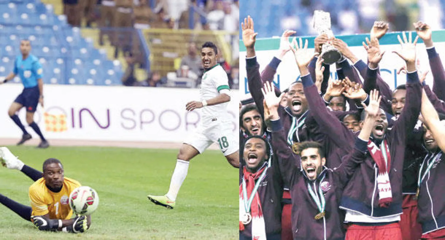 لاعبو قطر خلال تتويجهم بلقب «خليجي 22» في الرياض أمس (تصوير: علي العريفي)  -  سالم الدوسري أثناء إضاعته لإحدى فرص التسجيل للمنتخب السعودي (تصوير: سعد الدوسري)