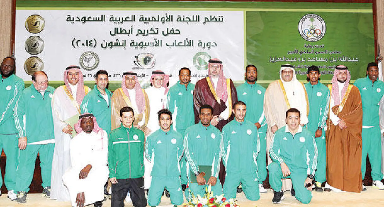الأمير عبد الله بن مساعد في لقطة جماعية مع الأبطال الأولمبيين السعوديين أمس