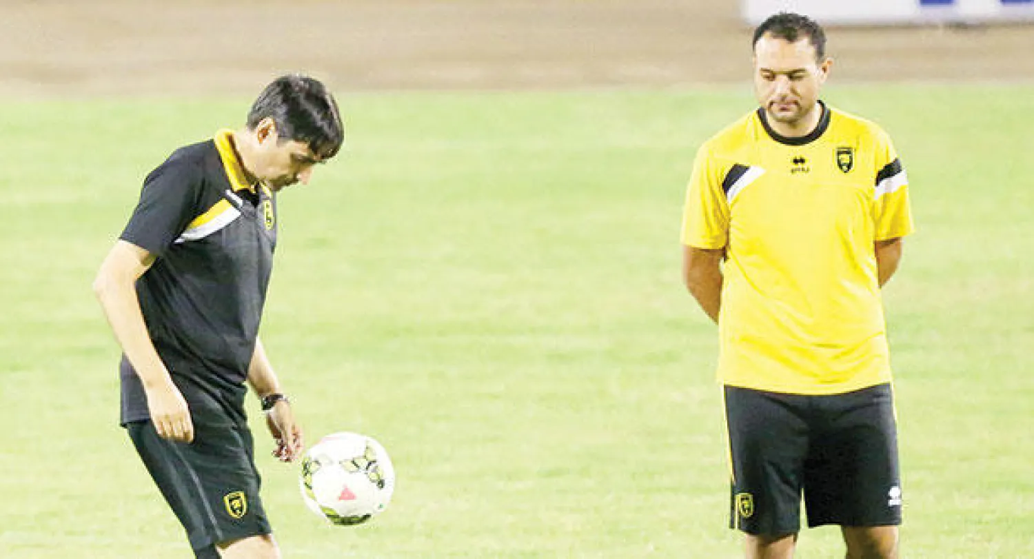 بيتوركا يداعب الكرة خلال استعدادات الاتحاد لاستئناف مشواره في الدوري السعودي