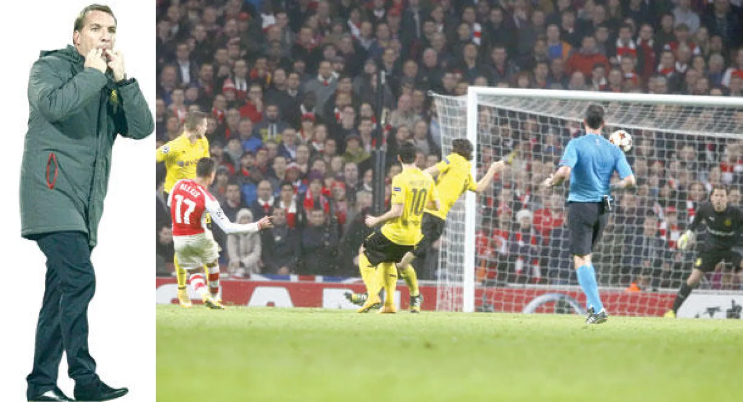 سانشيز نجم آرسنال (رقم 17 يسارا) يسدد نحو مرمى دورتموند مسجلا هدف فريقه الثاني (أ.ب)  -  رودجرز مدرب آرسنال يدرك أن مصير فريقه معلق بمباراته الأخيرة أمام بازل (إ.ب.أ)