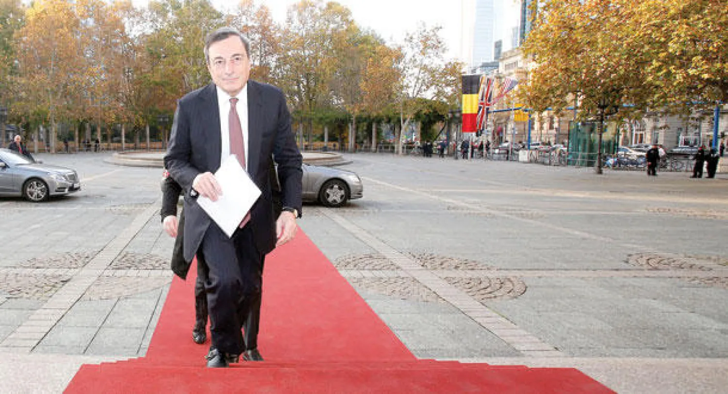 رئيس البنك المركزي الأوروبي ماريو دراغي متوجها لـ«المؤتمر الأوروبي للصيرفة}  (أ.ب)