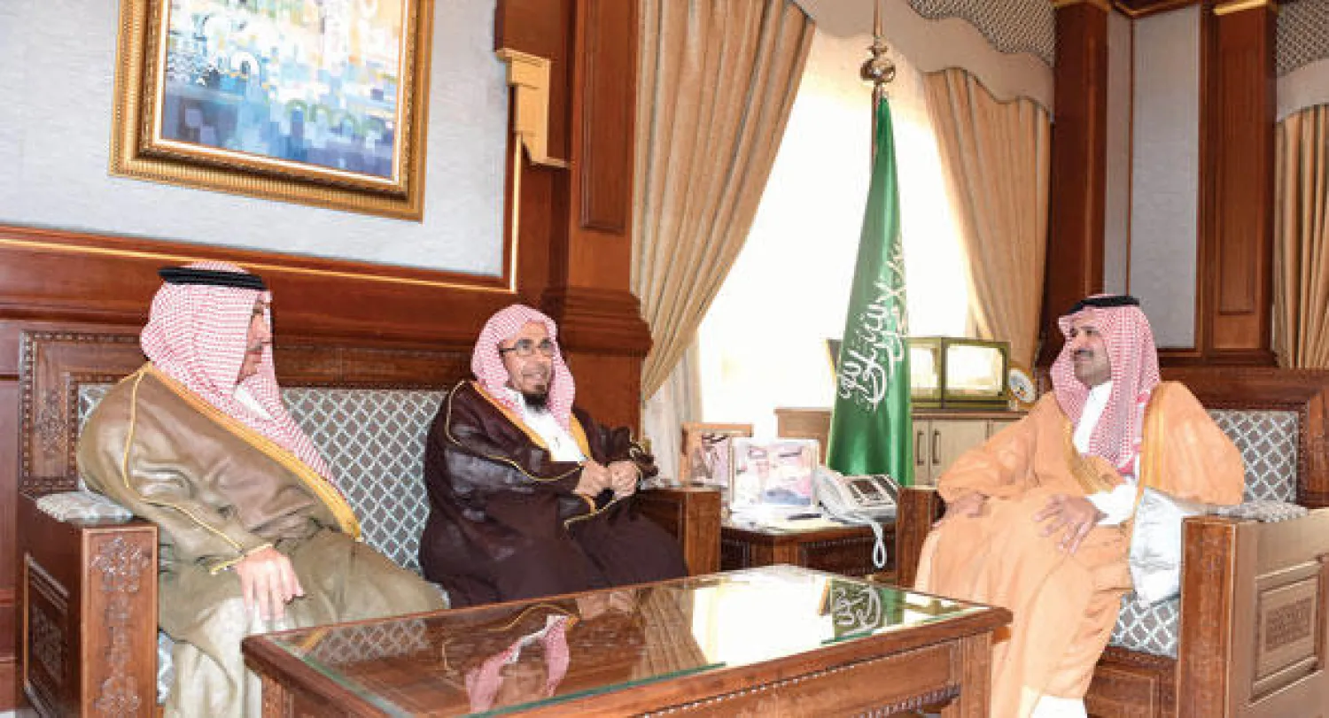 الأمير فيصل بن سلمان لدى استقباله المشاركين في اللقاء التحضيري أمس (واس)