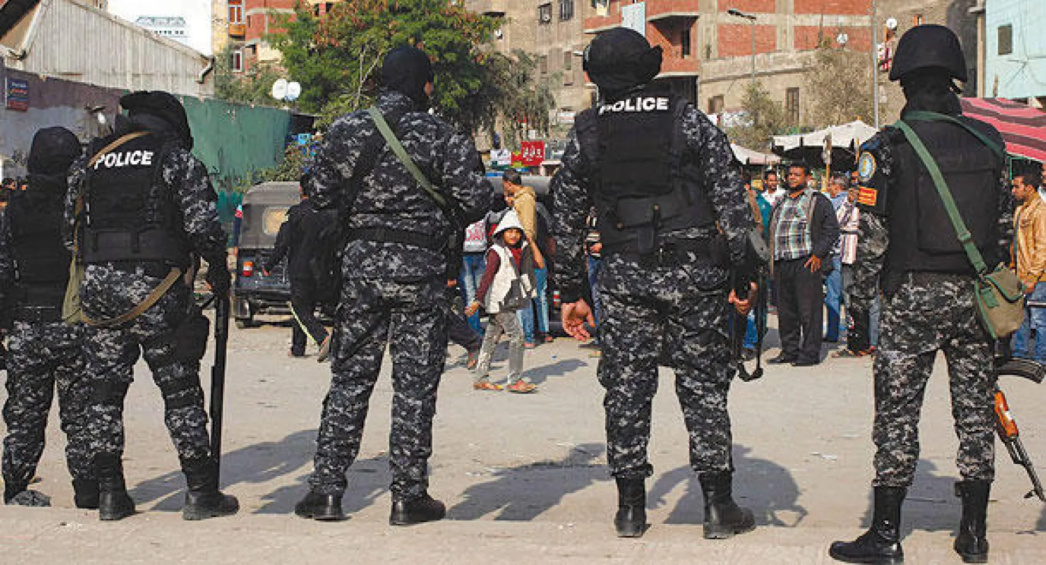 أفراد من الشرطة المصرية في مواجهة مظاهرة محدودة في حي المطرية بجمعة «المصاحف» بشمال القاهرة أمس (رويترز)