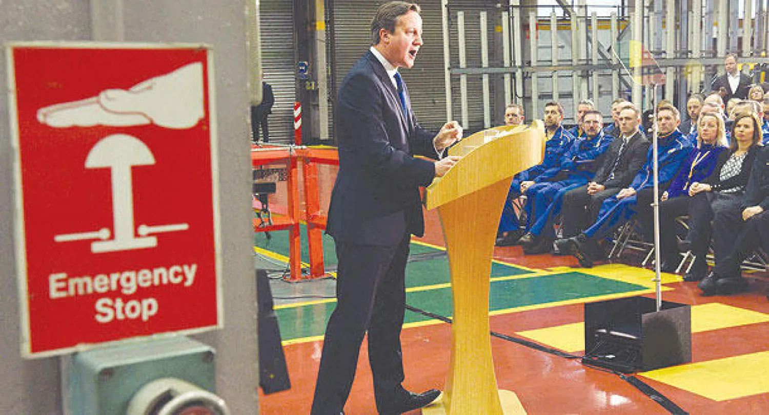 كاميرون لدى إلقاء خطابه في مقر الشركة المصنعة لحفارات «جي سي بي» بمدينة روشستر الواقعة وسط إنجلترا أمس (رويترز)