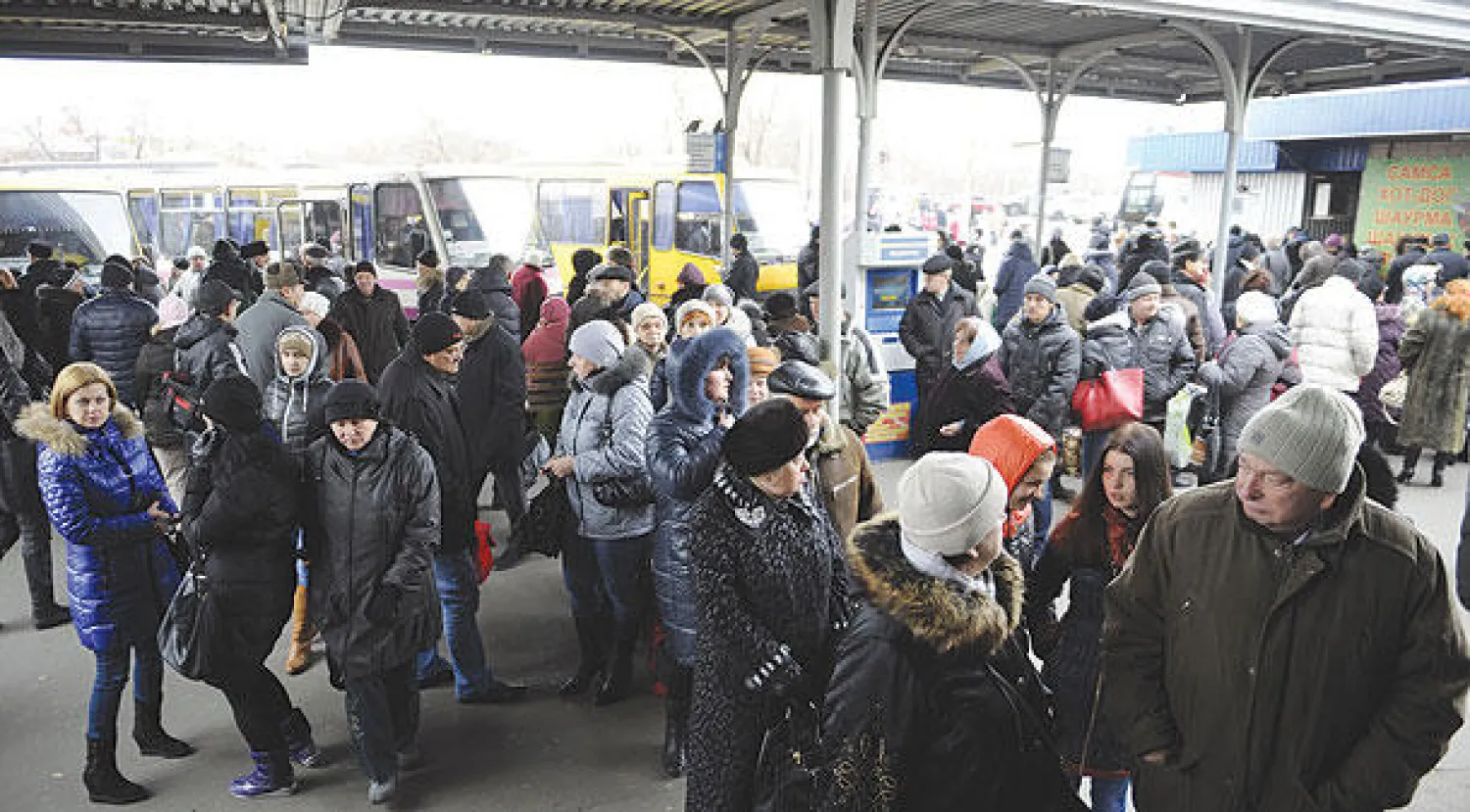 متقاعدون ينتظرون في المحطة لمغادرة دونيتسك الواقعة شرق أوكرانيا من أجل الحصول  على معاشاتهم في مناطق أخرى غير خاضعة لسيطرة المتمردين (أ.ف.ب)
