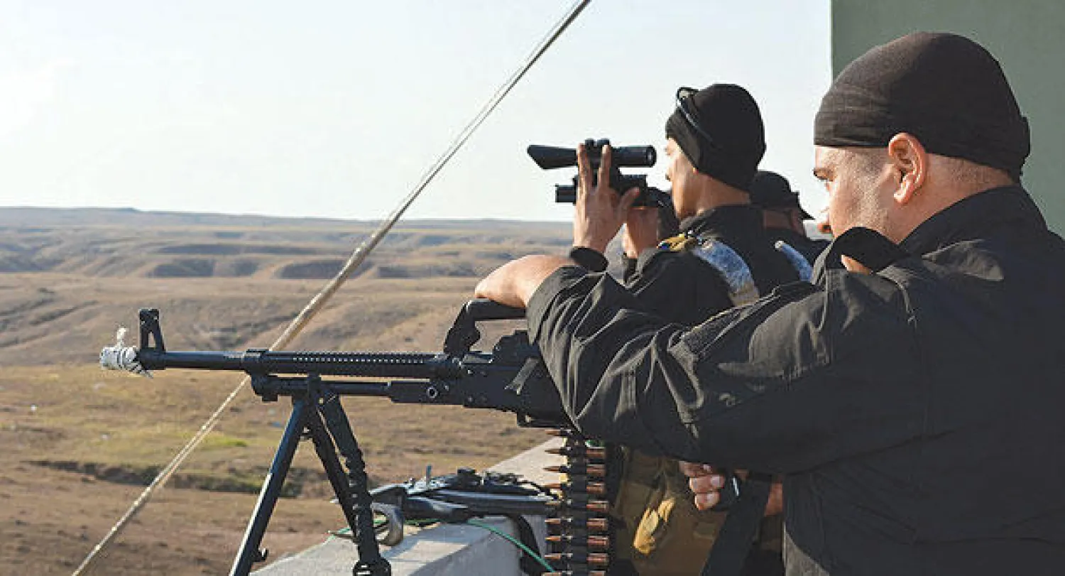 مقاتلان من القوات الموالية للحكومة العراقية خلال معارك تحرير حمرين أول من أمس (أ.ف.ب)