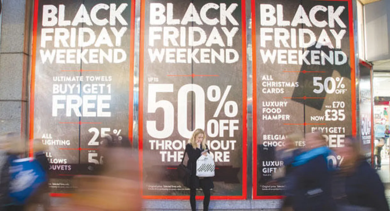 بريطانيا تحذو حذو الولايات المتحدة ومتاجرها تطلق يوم «جمعة أسود» للتسوق بتخفيضات تسبق تخفيضات أعياد الميلاد (تصوير: جيمس حنا)