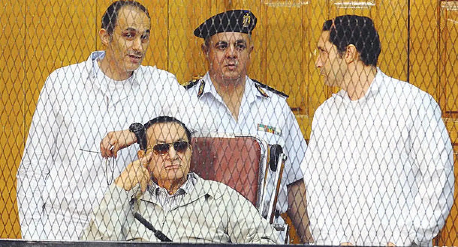 مبارك مع نجليه في احدى جلسات محاكمة القرن