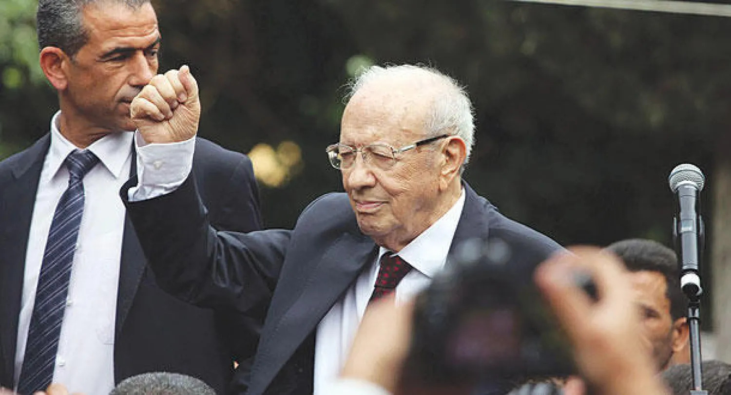 الباجي قائد السبسي بعد إلقاء كلمة أمام مناصريه في إطار مواصلة حملته الانتخابية بعد فوزه في الدورة الأولى بغالبية الأصوات في تونس أمس (إ.ب.أ)