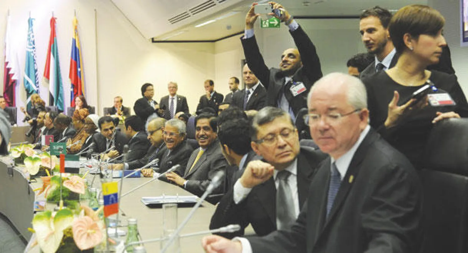 جانب من أحد اجتماعات مؤتمر {أوبك} الـ 166 في فيينا أول من أمس (إ.ب.أ)