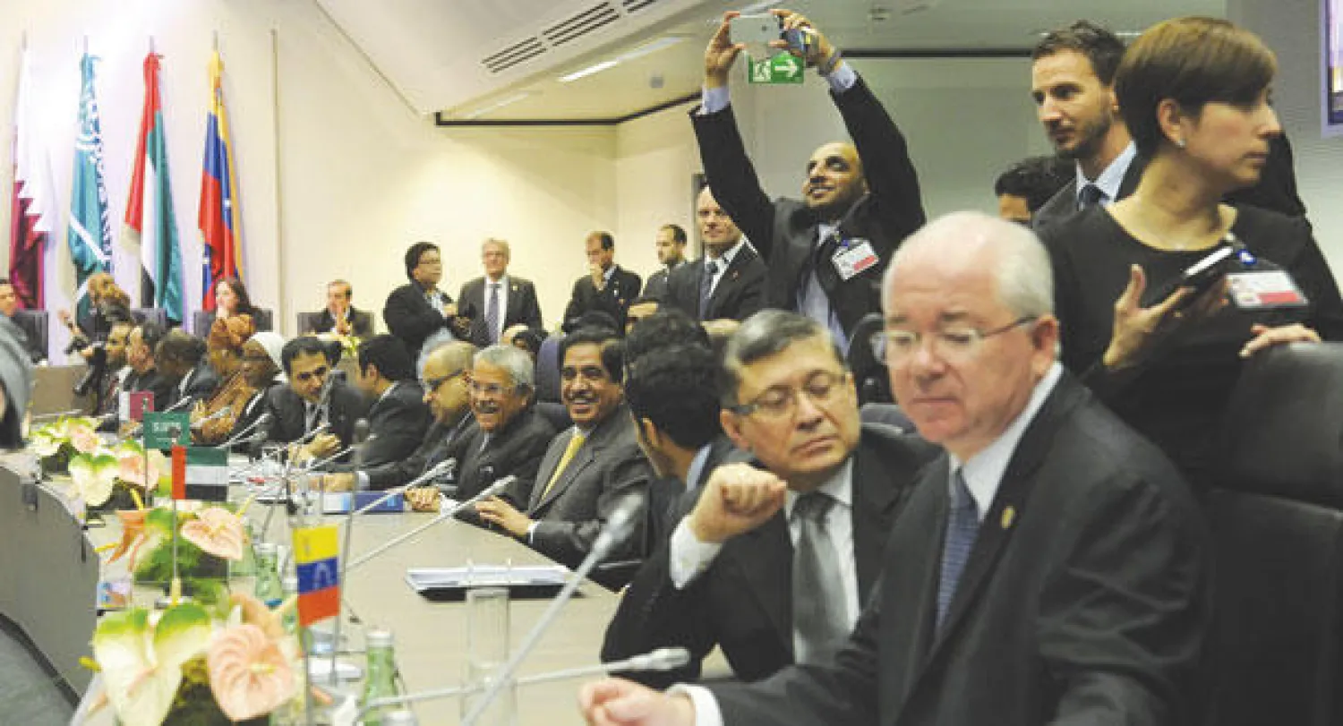 جانب من أحد اجتماعات مؤتمر {أوبك} الـ 166 في فيينا أول من أمس (إ.ب.أ)