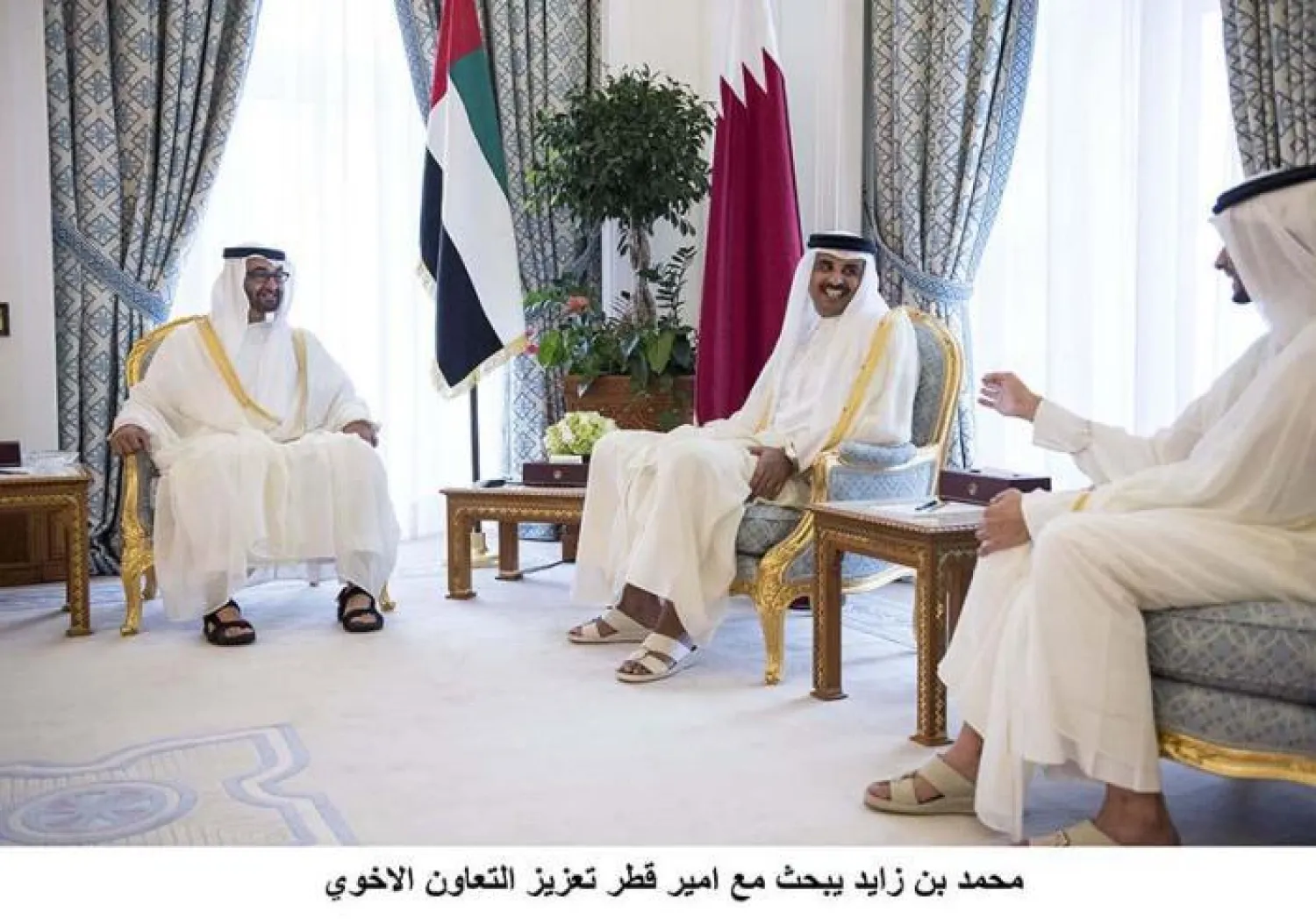 ولي عهد أبوظبي يلتقي أمير قطر في الدوحة تأكيدا على «الوحدة الخليجية»