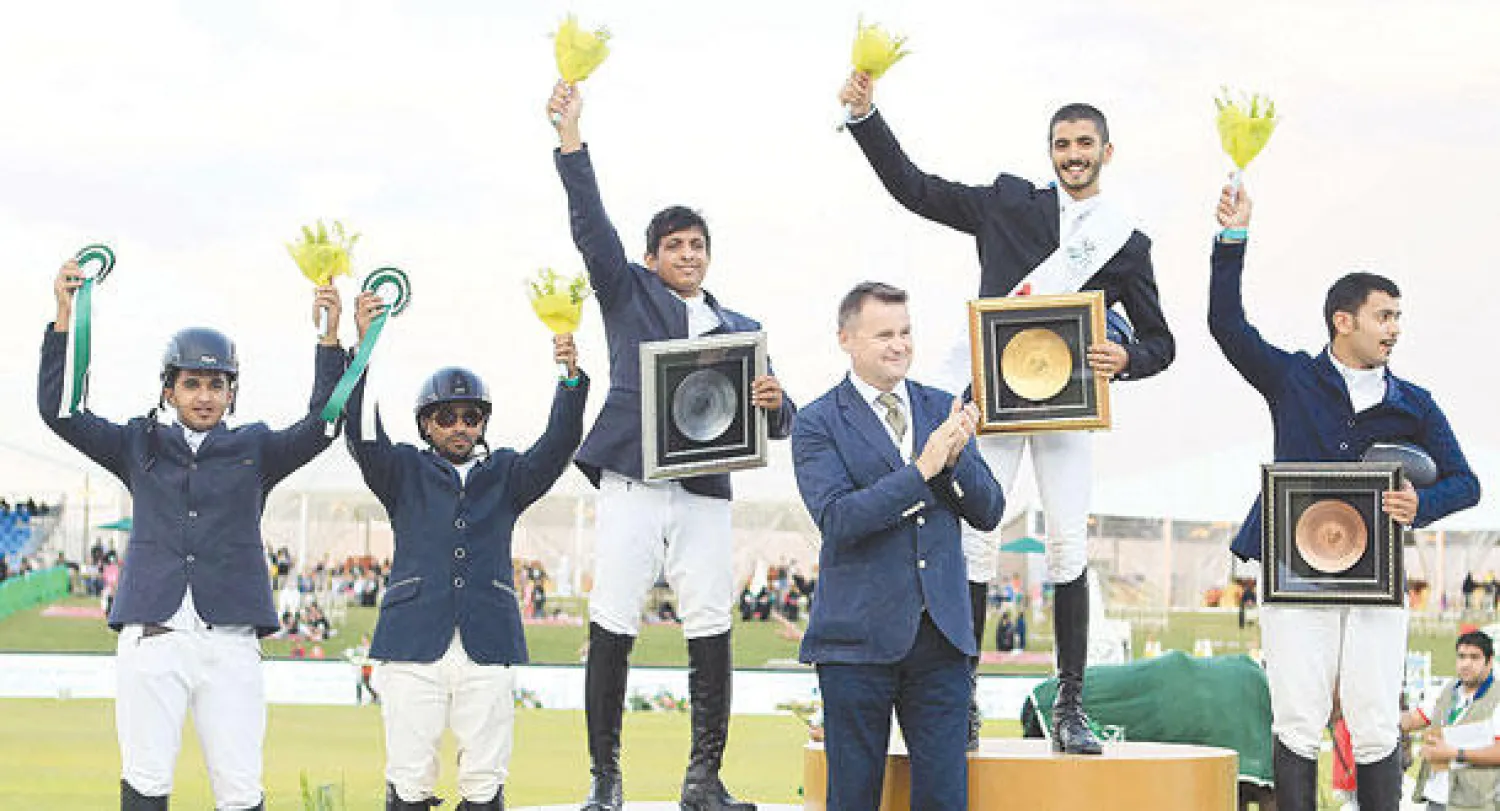 جانب من تتويج الفرسان الناشئين في مهرجان خادم الحرمين لقفز الحواجز