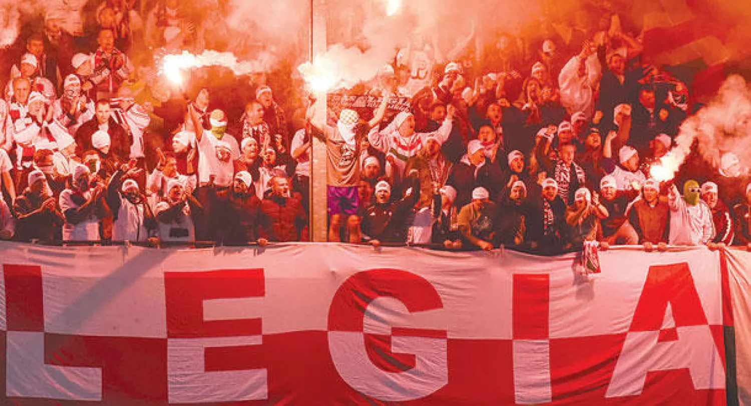 صورة توضح الاجتياح الجماهيري في مباراة توتنهام وليخيا وارسو