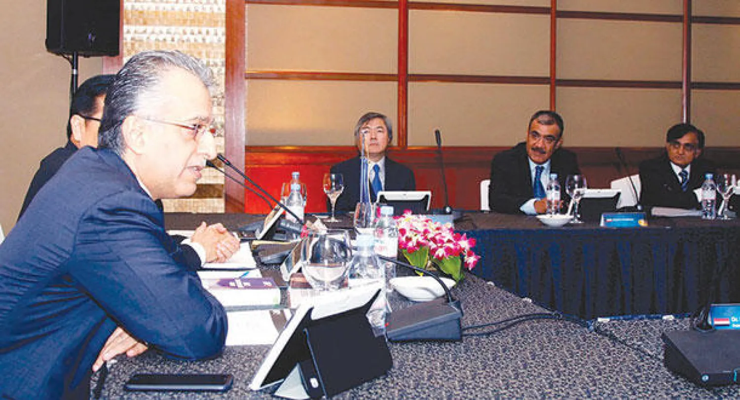 الشيخ سلمان خلال ترؤسه اجتماع إحدى اللجان أمس في مانيلا