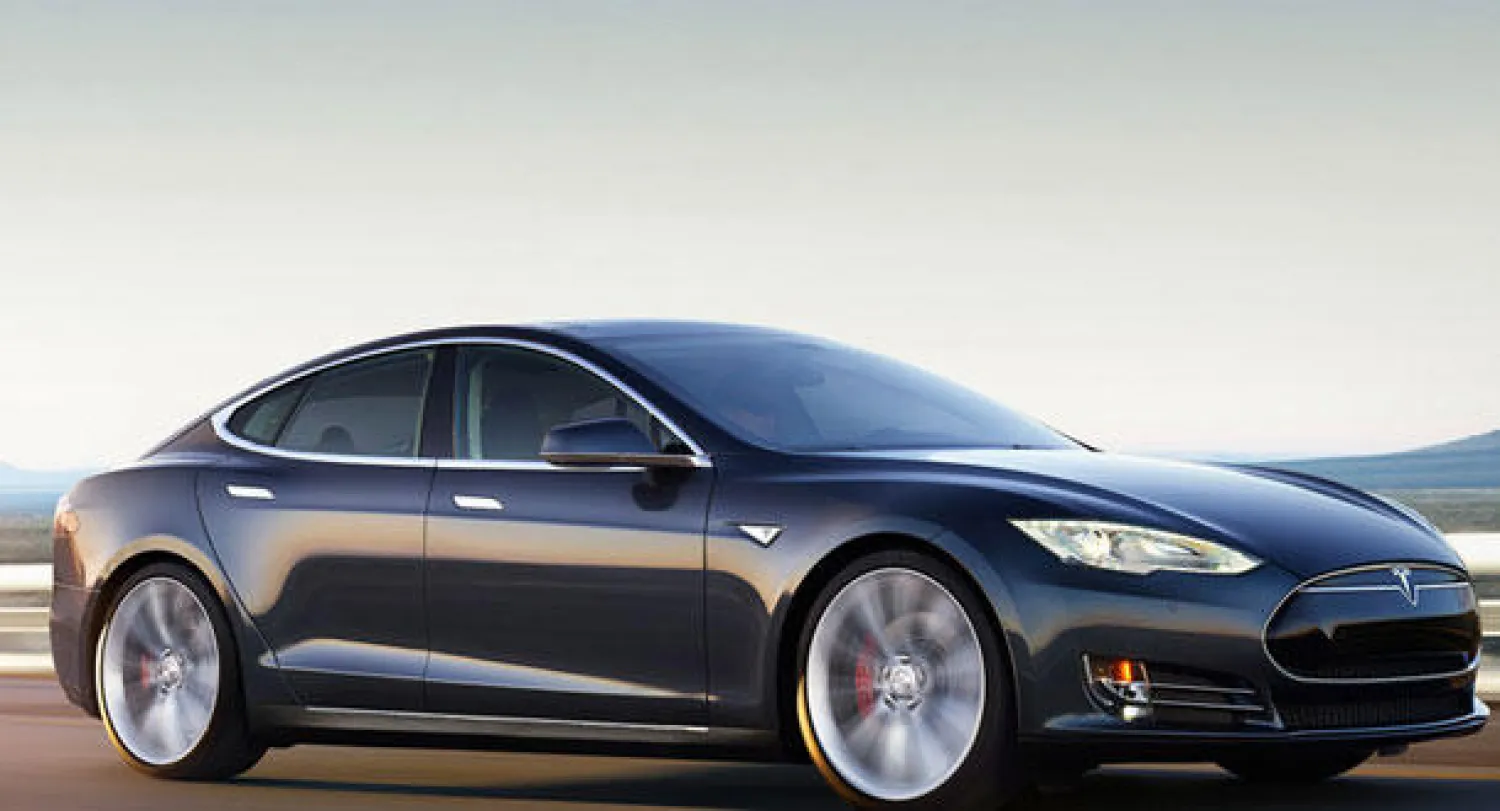 «تسلا» الكهربائية تتحدى السيارات العاملة بالوقود