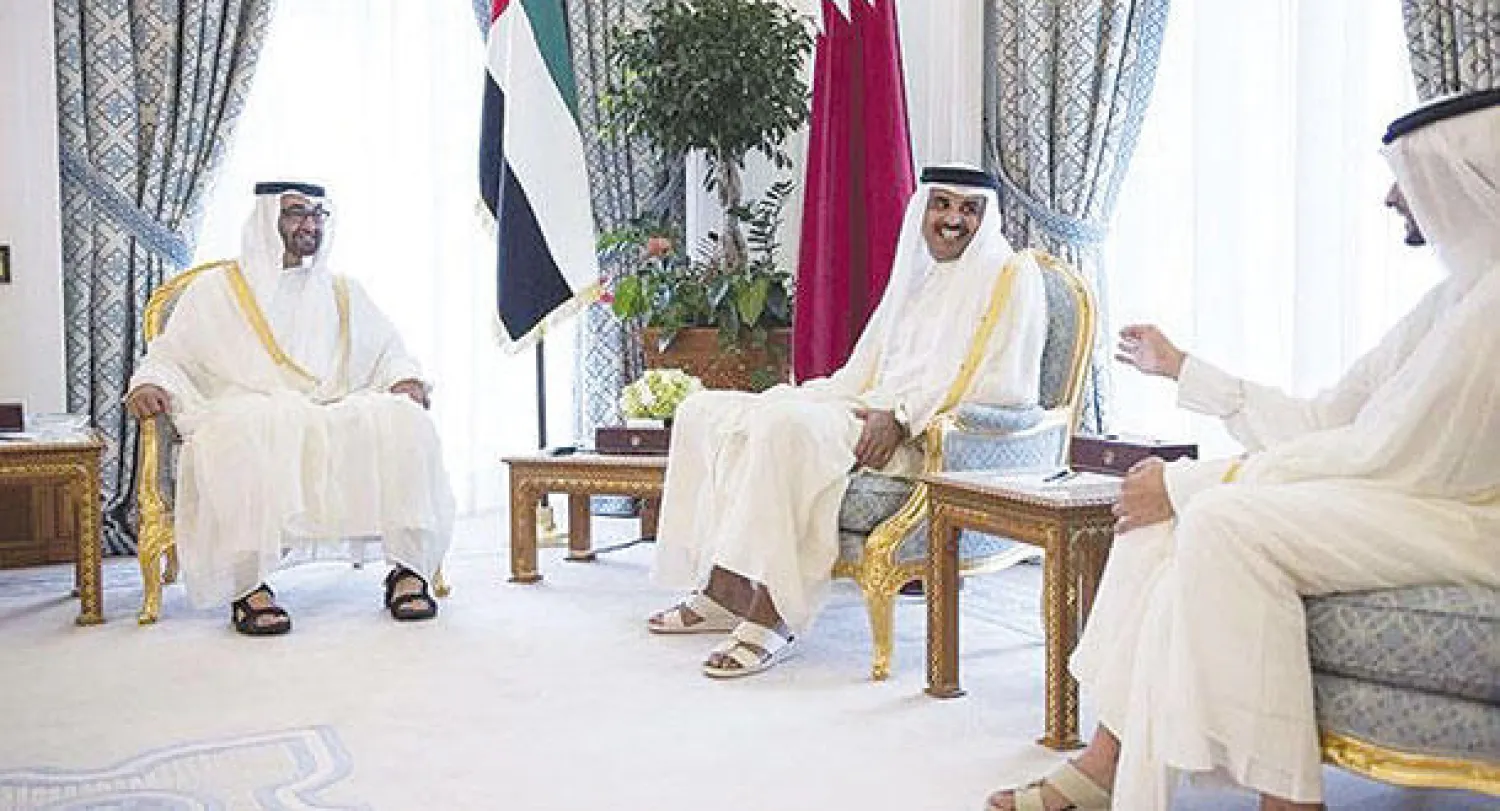 الشيخ تميم بن حمد أمير دولة قطر والشيخ محمد بن زايد ولي عهد أبوظبي خلال اللقاء في الدوحة أمس (وام)