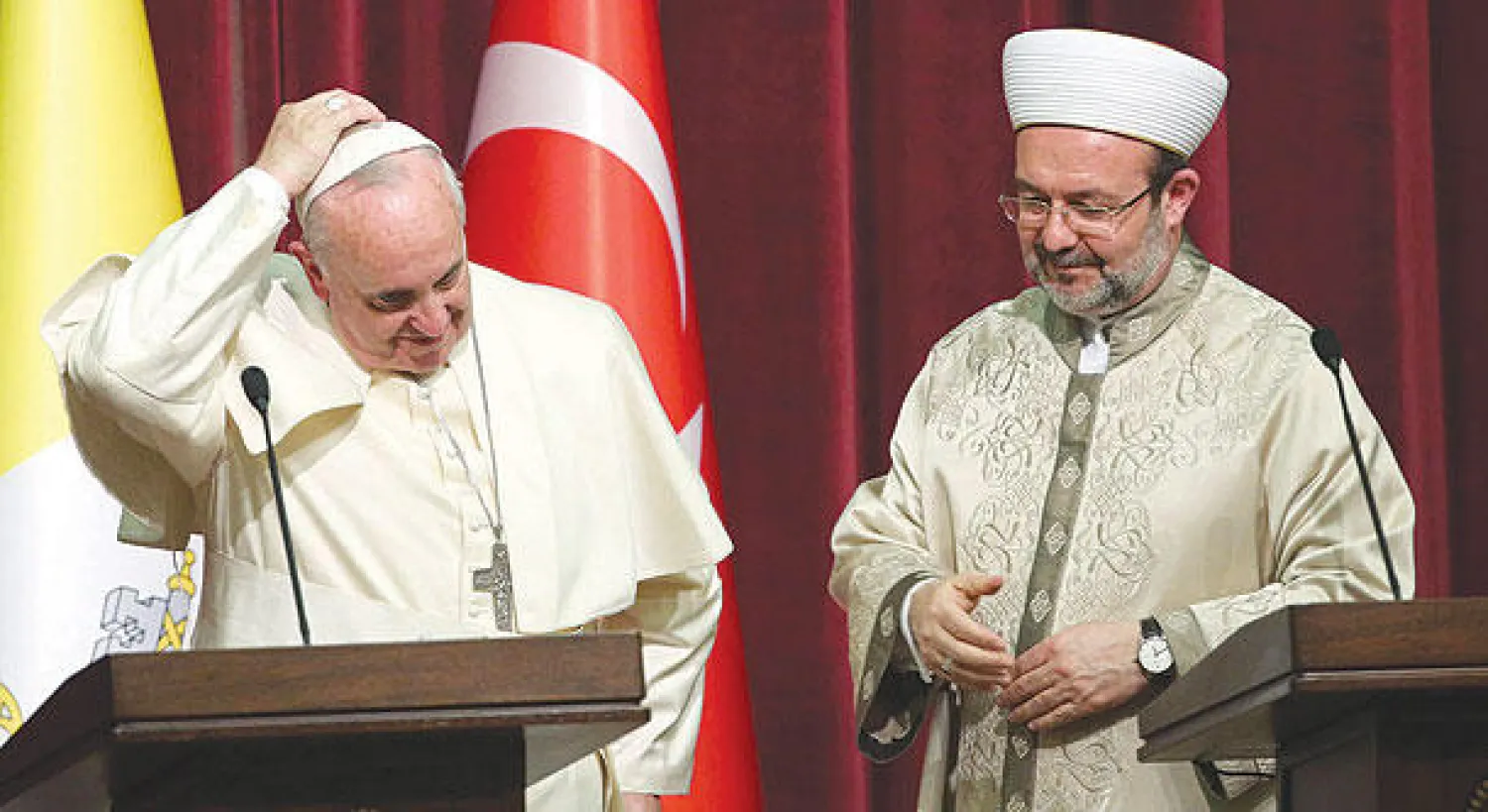 البابا فرنسيس في ندوة مشتركة مع الشيخ محمد غورميز خلال زيارته أنقرة أمس (إ.ب.أ)
