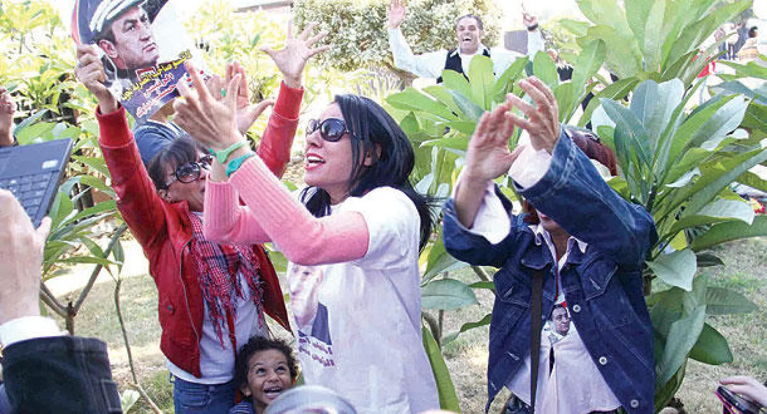 أنصار الرئيس الأسبق يرقصون خارج المحكمة عقب حكم البراءة (أ.ب)