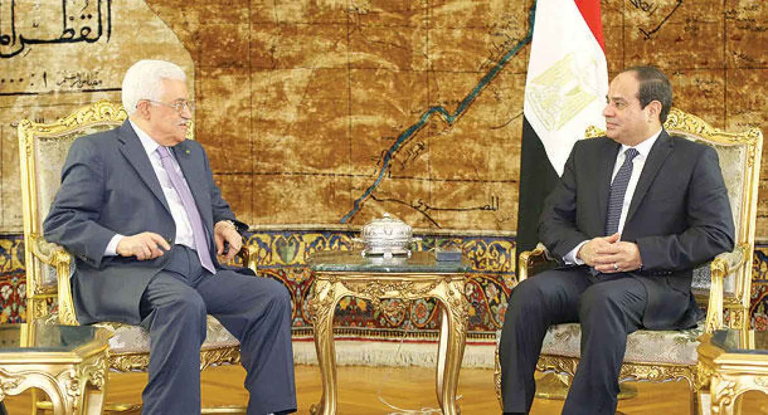 الرئيسان المصري عبد الفتاح السيسي والفلسطيني محمود عباس خلال لقائهما أمس في القاهرة (الرئاسة المصرية)