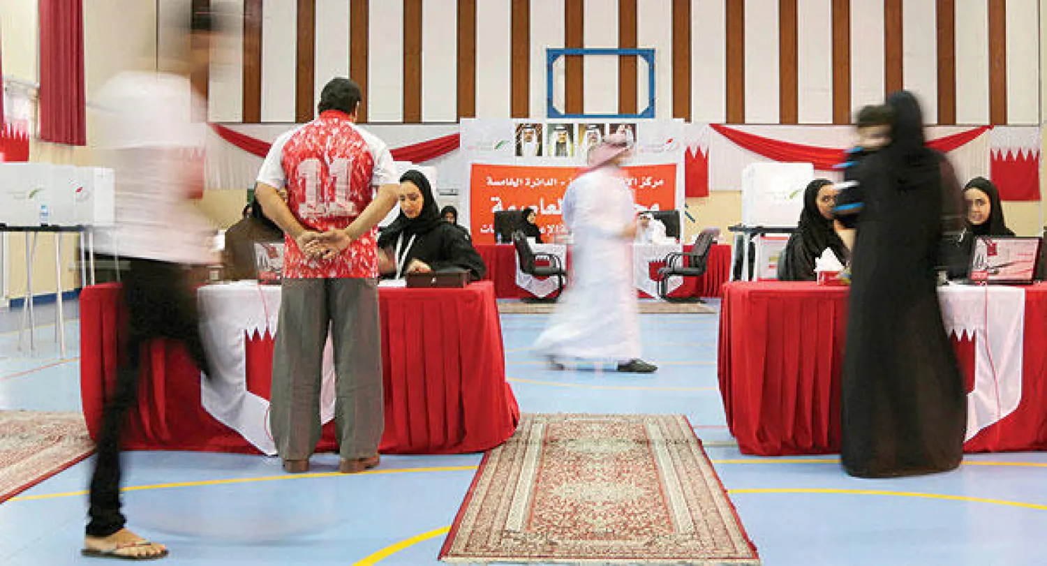 ناخبون بحرينيون يدلون بأصواتهم بجولة الإعادة في الانتخابات النيابية والبلدية في المنامة أمس (أ.ب)