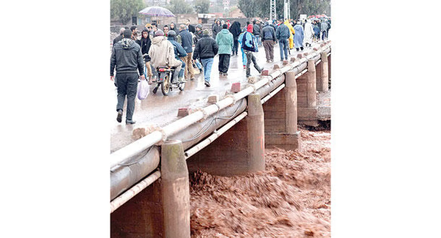 جانب من الفيضانات التي اجتاحت بلدة أيت أورير جنوب مراكش (أ.ف.ب)