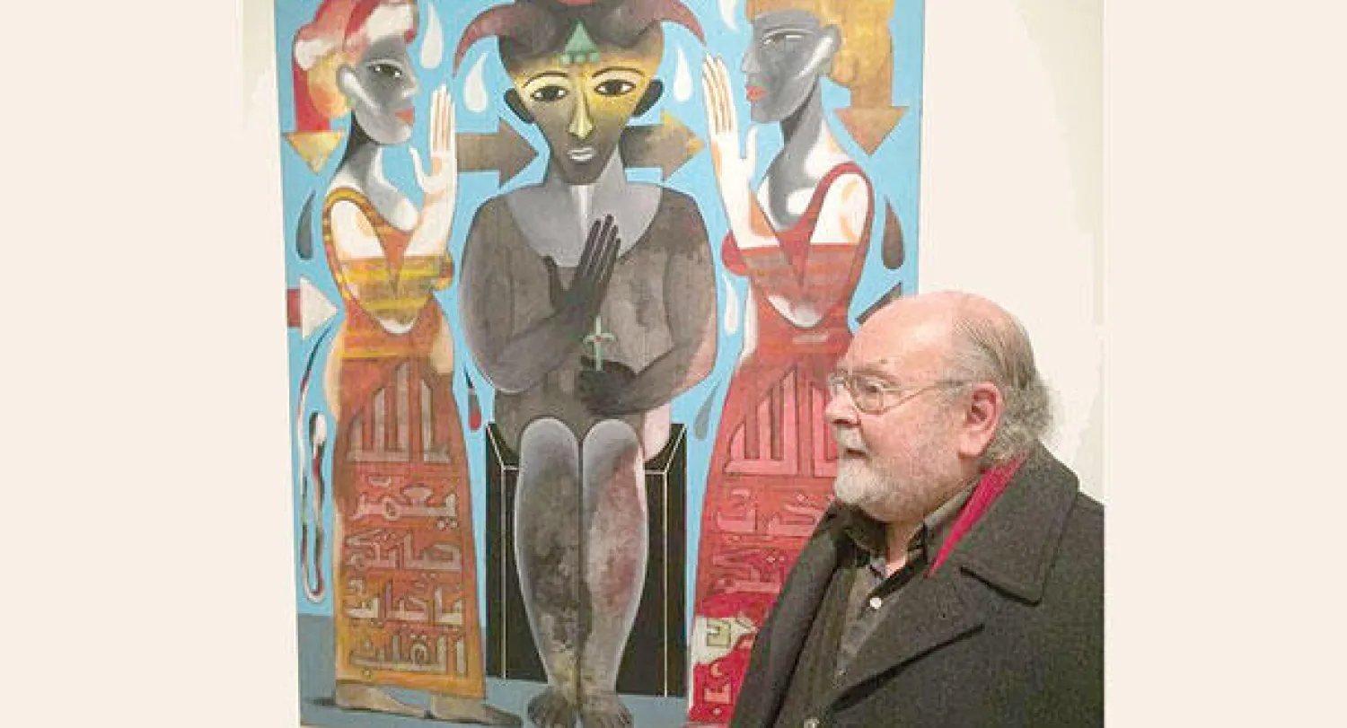 الفنان عصمت داوستاشي امام إحدى لوحاته