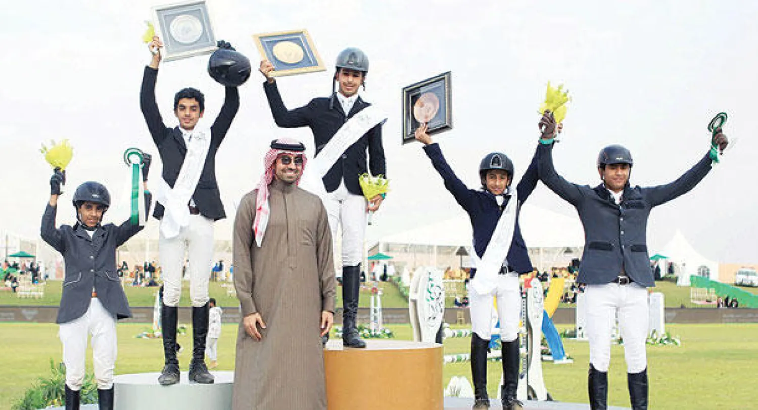 الأمير عبد الله بن متعب أثناء تتويجه الفائزين في سباق الفرسان الناشئين