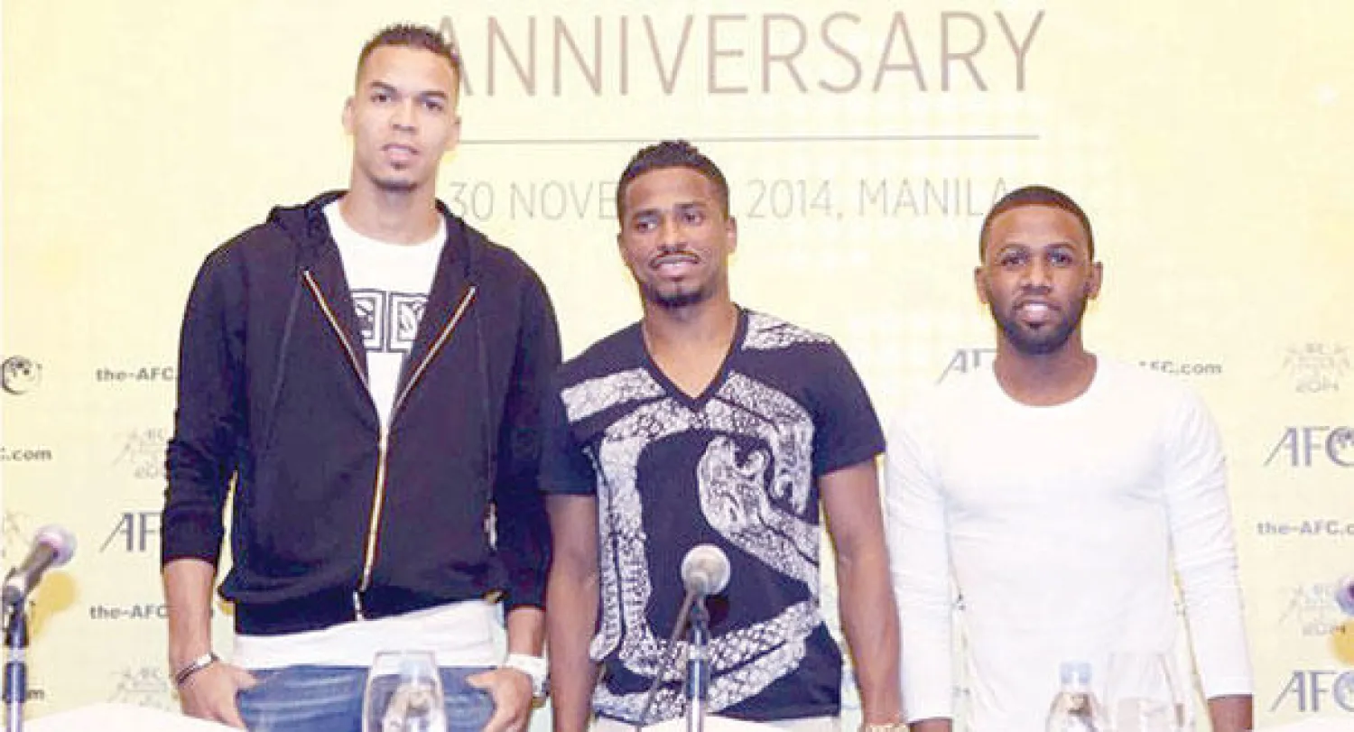الثلاثي الخليجي المرشح للفوز بجائزة أفضل لاعب آسيوي خلال المؤتمر الصحافي بمانيلا أمس