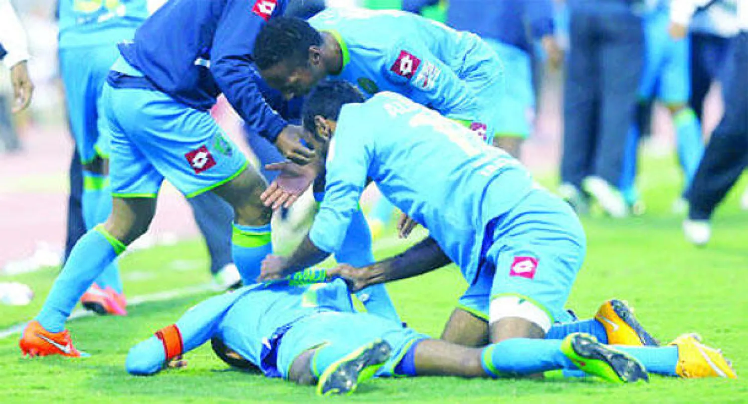 فرحة لاعبي الفتح أمس بفوز فريقهم على نجران (تصوير: عيسى الدبيسي)