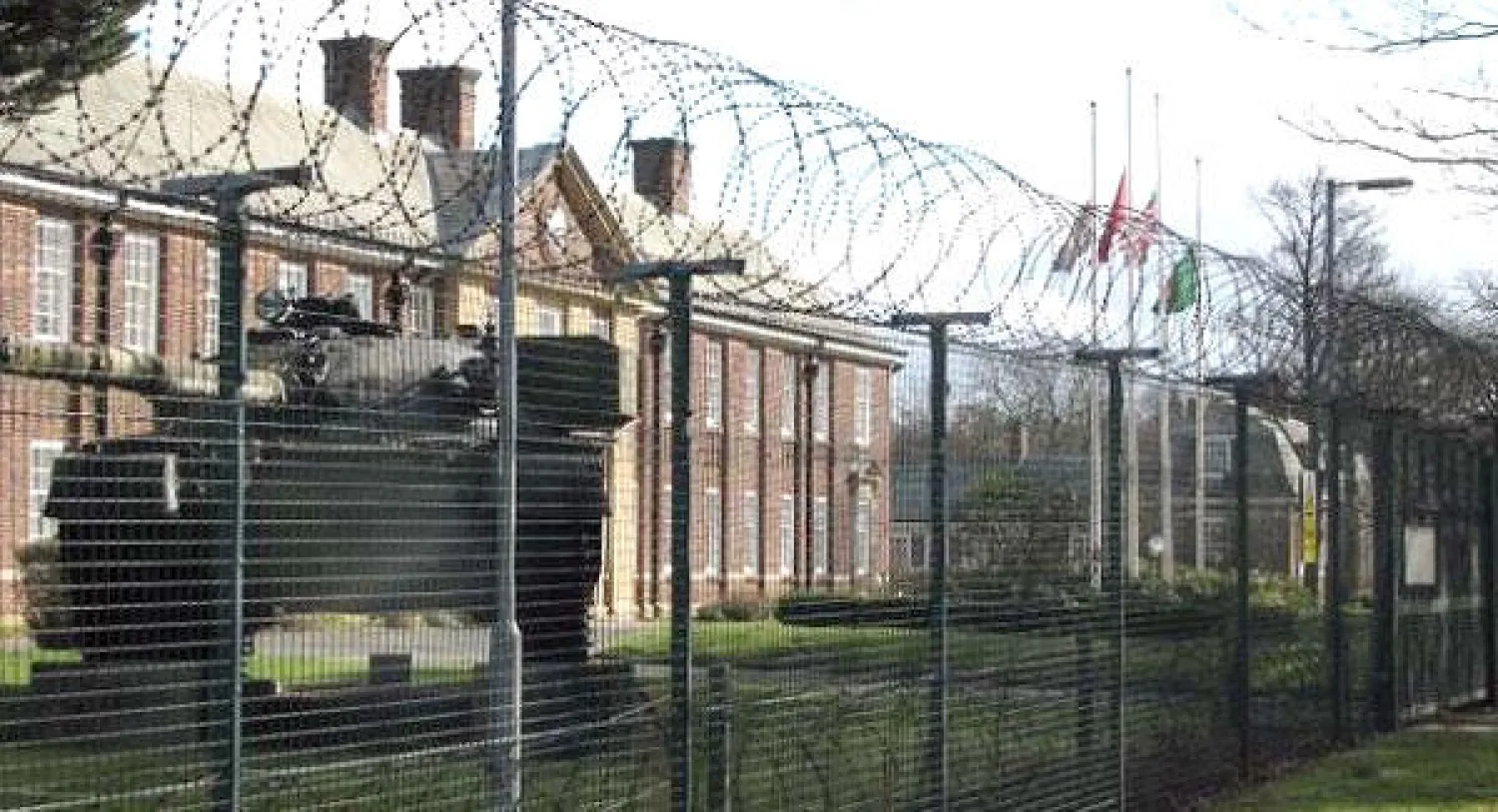 الشرطة البريطانية تحقق في انفجار قرب أكبر ثكنة للجيش