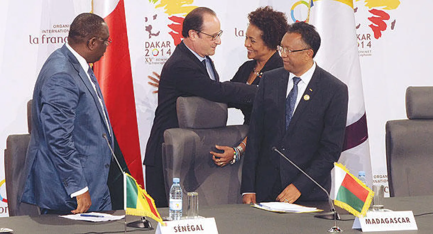 الرئيس الفرنسي هولاند يهنئ الكندية ميشيل جان بعد اختيارها أمينة عامة للمجموعة الفرنكفونية في دكار أمس (أ.ف.ب)