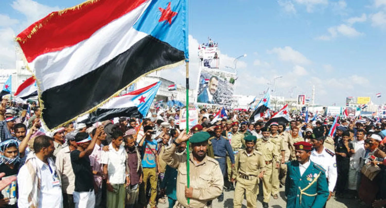 جانب من الاحتفالات التي شهدتها مدينة عدن، جنوب اليمن، أمس، بمناسبة الذكرى الـ47 للاستقلال، ورفع فيها علم ما قبل الوحدة بين اليمنَين الشمالي والجنوبي (إ.ب.أ)