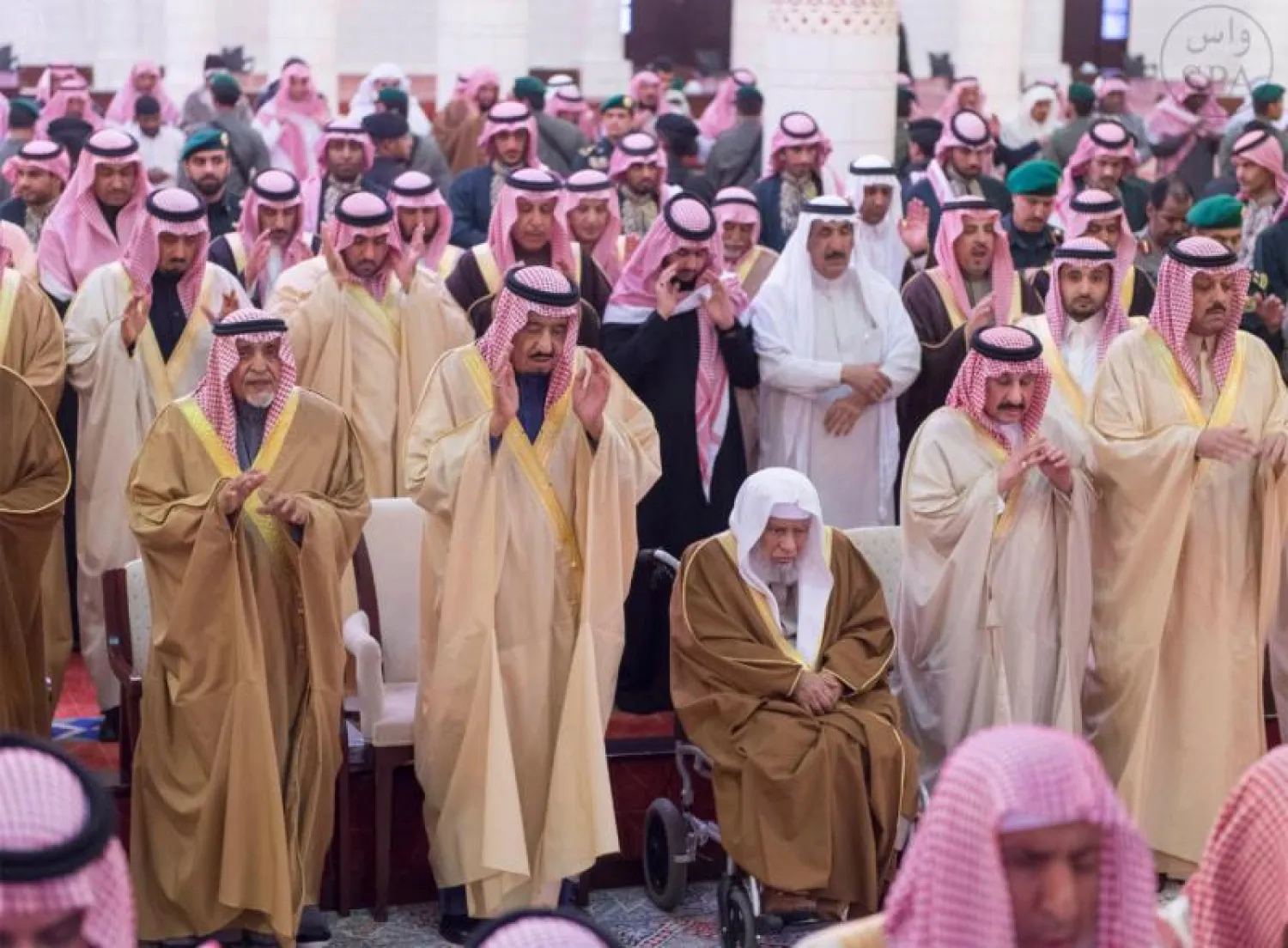 ولي العهد السعودي  يؤدي صلاة الميت على الأمير سعد بن عبد الله بن عبد الرحمن