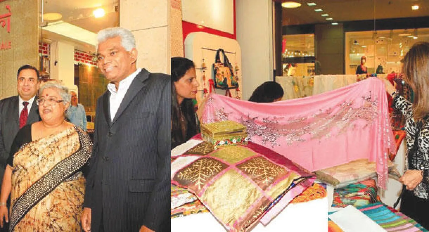 جانب من زوار المعرض الهندي  -  سفيرة الهند لدى لبنان أنيتا نايار تستقبل الوافدين إلى معرض «داكستاري»