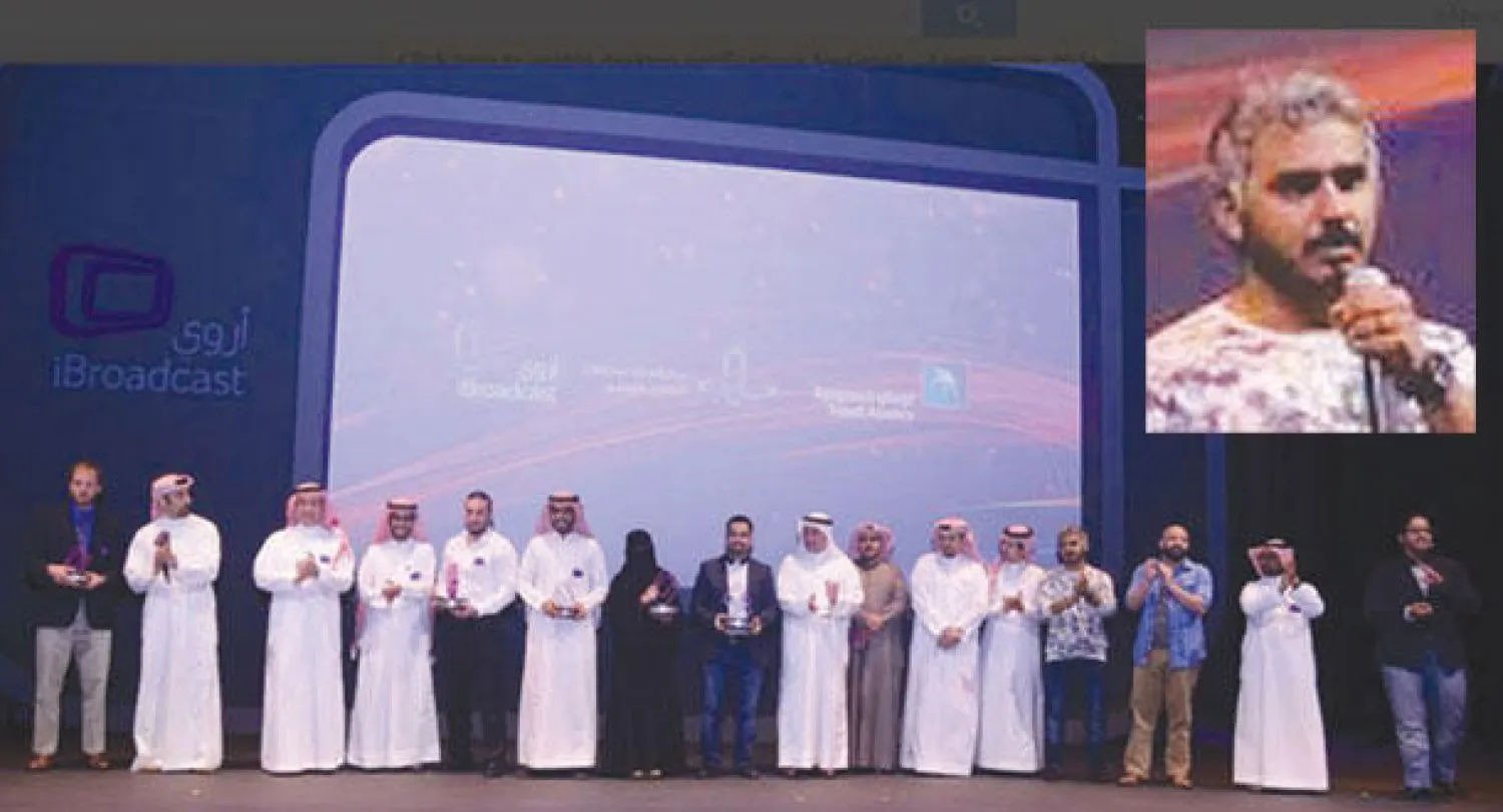 الفائزون مع المدير التنفيذي لشؤون أرامكو السعودية ناصر النفيسي وأعضاء لجنة التحكيم .. في الاطار نجم «يوتيوب» بدر صالح