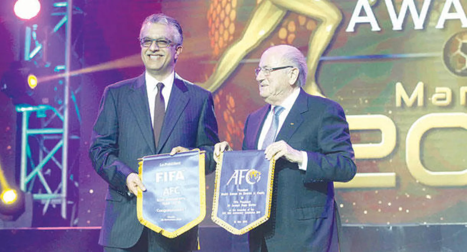 بلاتر وإلى جانبه الشيخ سلمان بن إبراهيم خلال حفل تسليم جوائز الاتحاد الآسيوي أمس