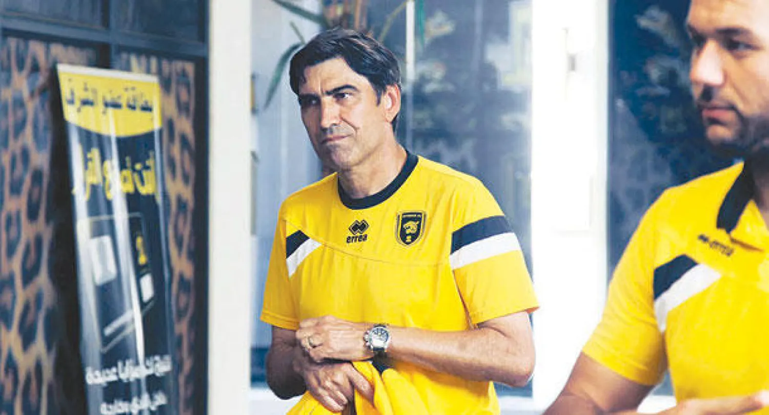 بيتوركا مدرب الاتحاد في طريقه لقاعة المؤتمر الصحافي الذي تأخر عنه زهاء ساعة ونصف الساعة (تصوير: عبد الله آل محسن)