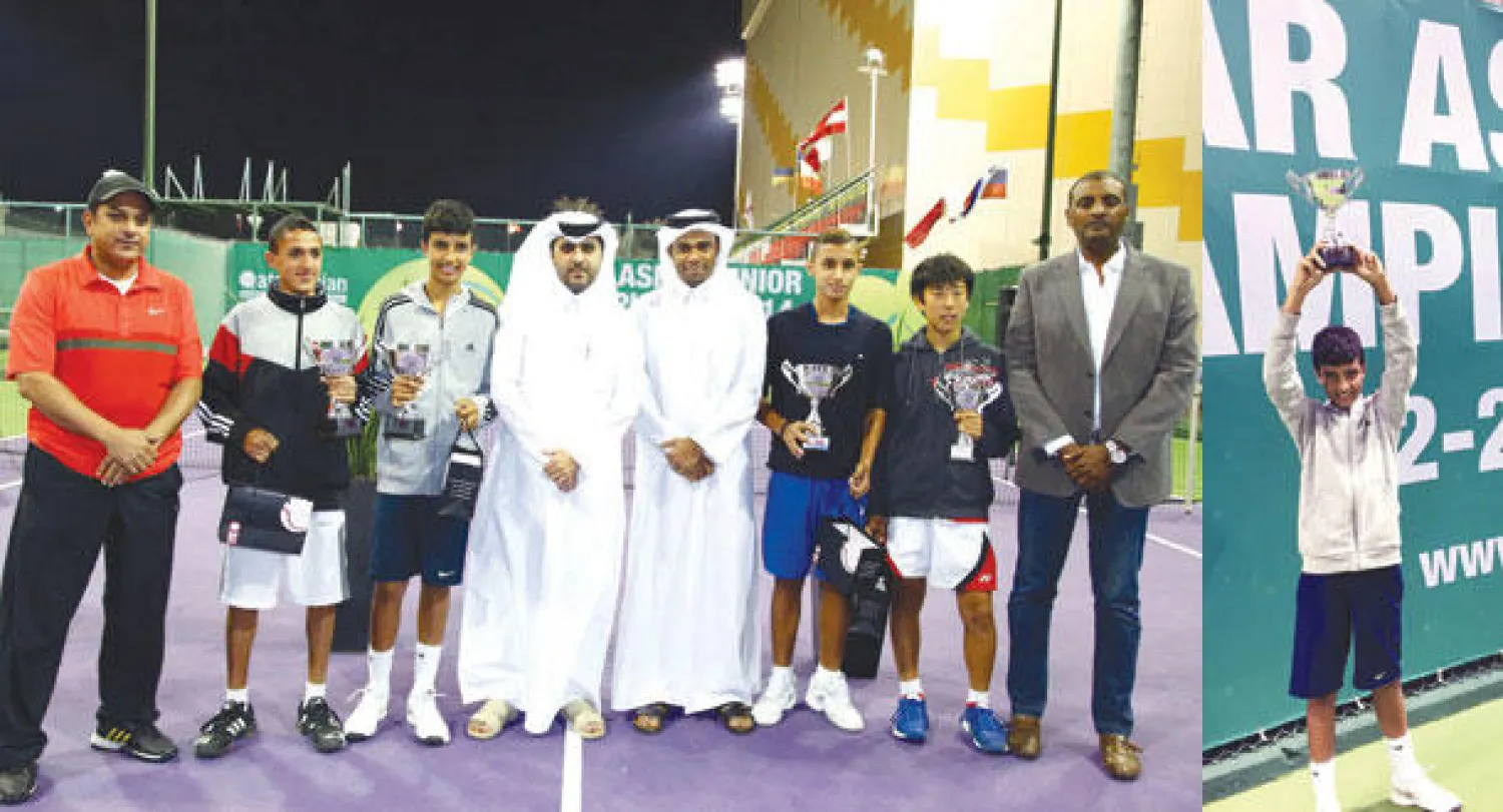 الحقباني يحمل الكأس الآسيوية في الدوحة   -  بطل آسيا سعود الحقباني خلال التتويج