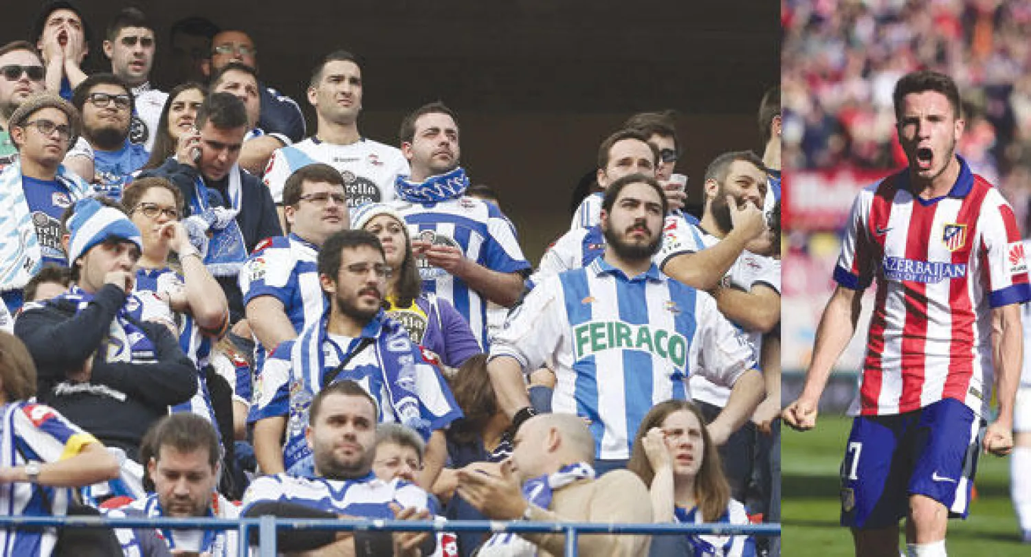 نوغيز لاعب اتلتيكو يحتفل بهدفه في مرمى لاكورنيا (ا ف ب)  -   الحزن يخيم على مشجعي لاكورنيا وهم يتابعون اللقاء (إ.ب.أ)