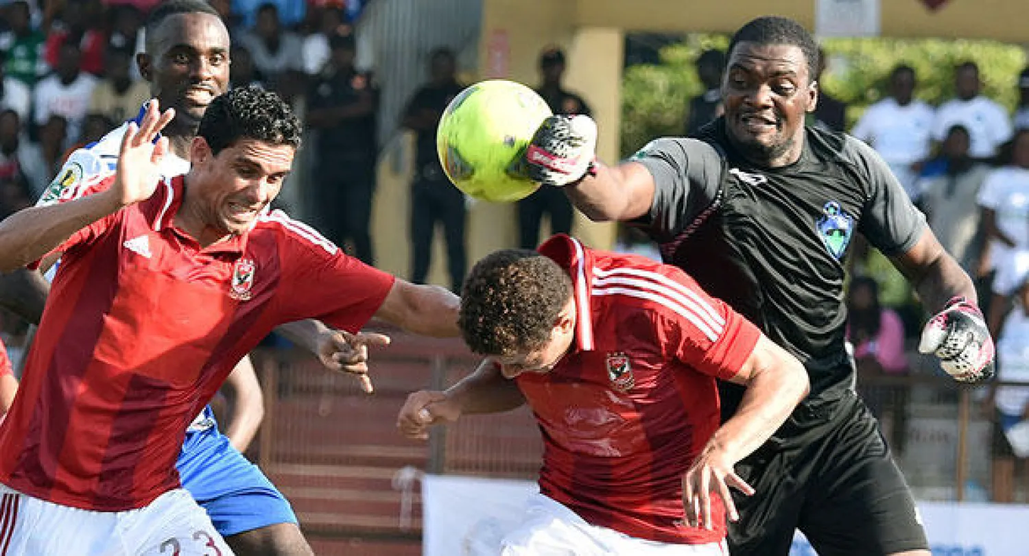 بيدرو حارس سيوي سبور العاجي يحاول إبعاد الكرة قبل مهاجمي الأهلي المصري (أ.ف.ب)