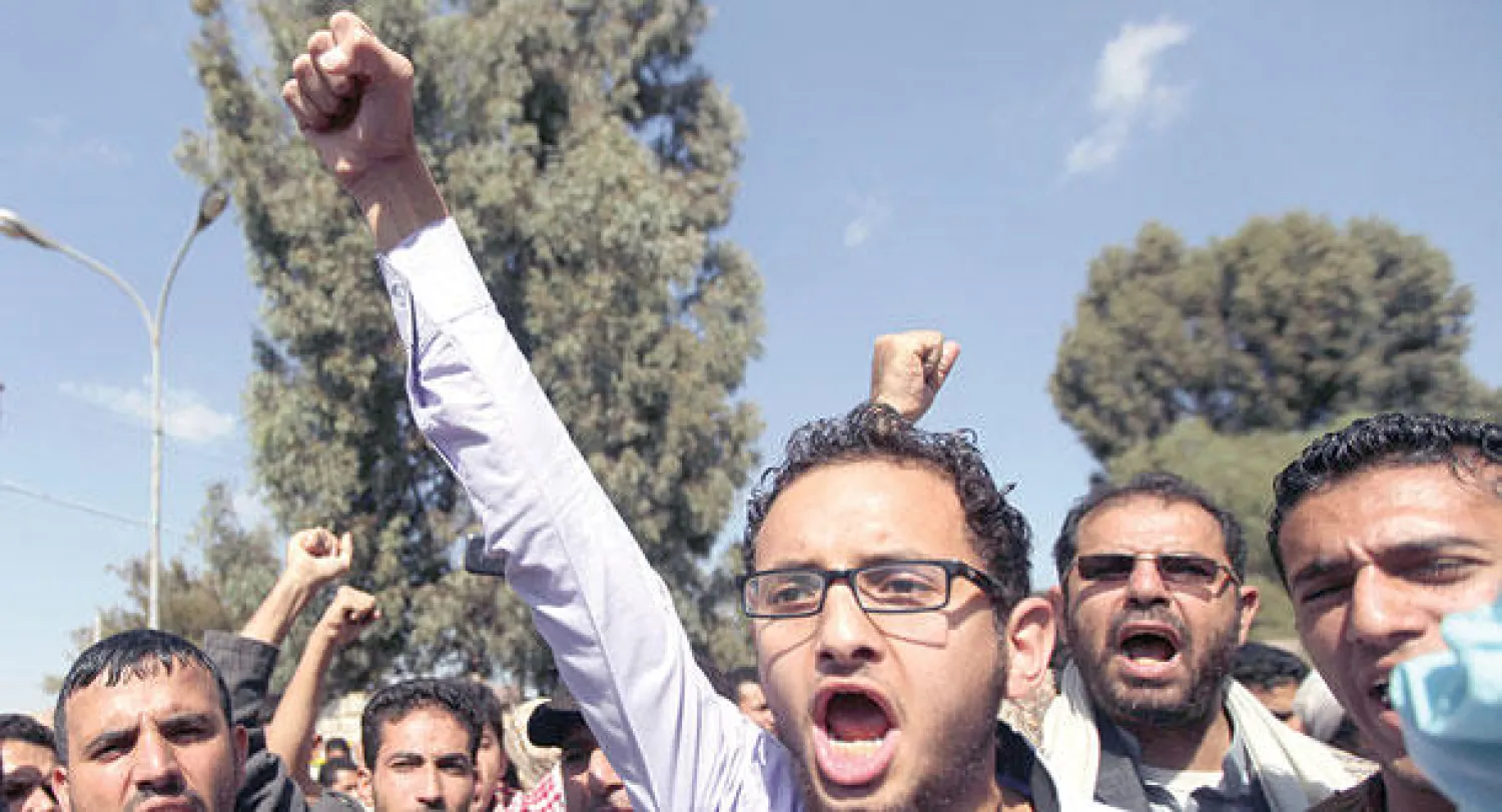 يمنيون يتظاهرون ضد الحوثيين في وسط العاصمة صنعاء أمس (رويترز)