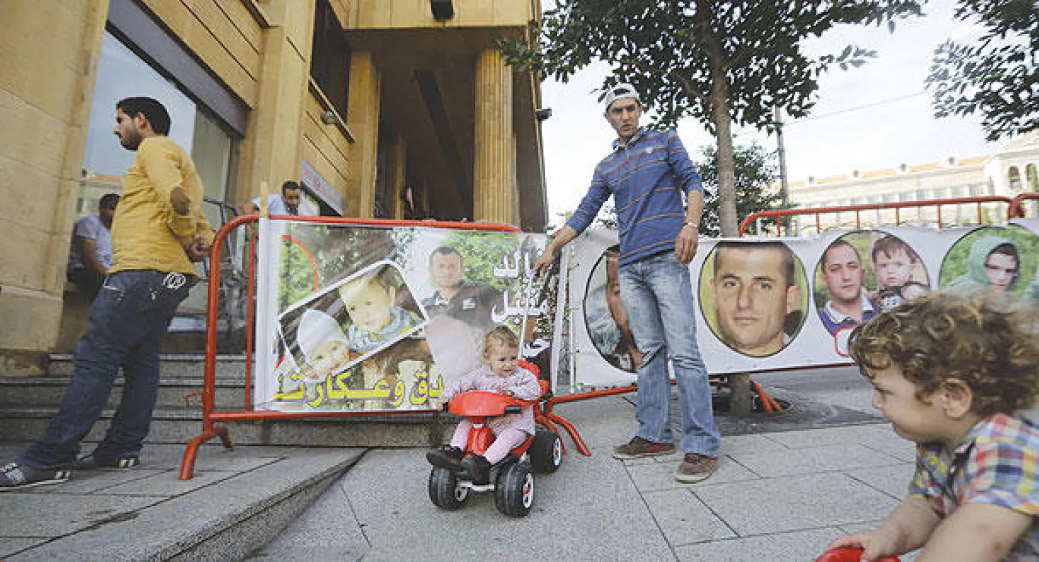 أهالي الجنود اللبنانيين المختطفين أمام مدخل قصر الحكومة الشهر الماضي خلال حملتهم للتسريع بعملية التفاوض مع الخاطفين من المتطرفين الإسلاميين (أ.ف.ب)