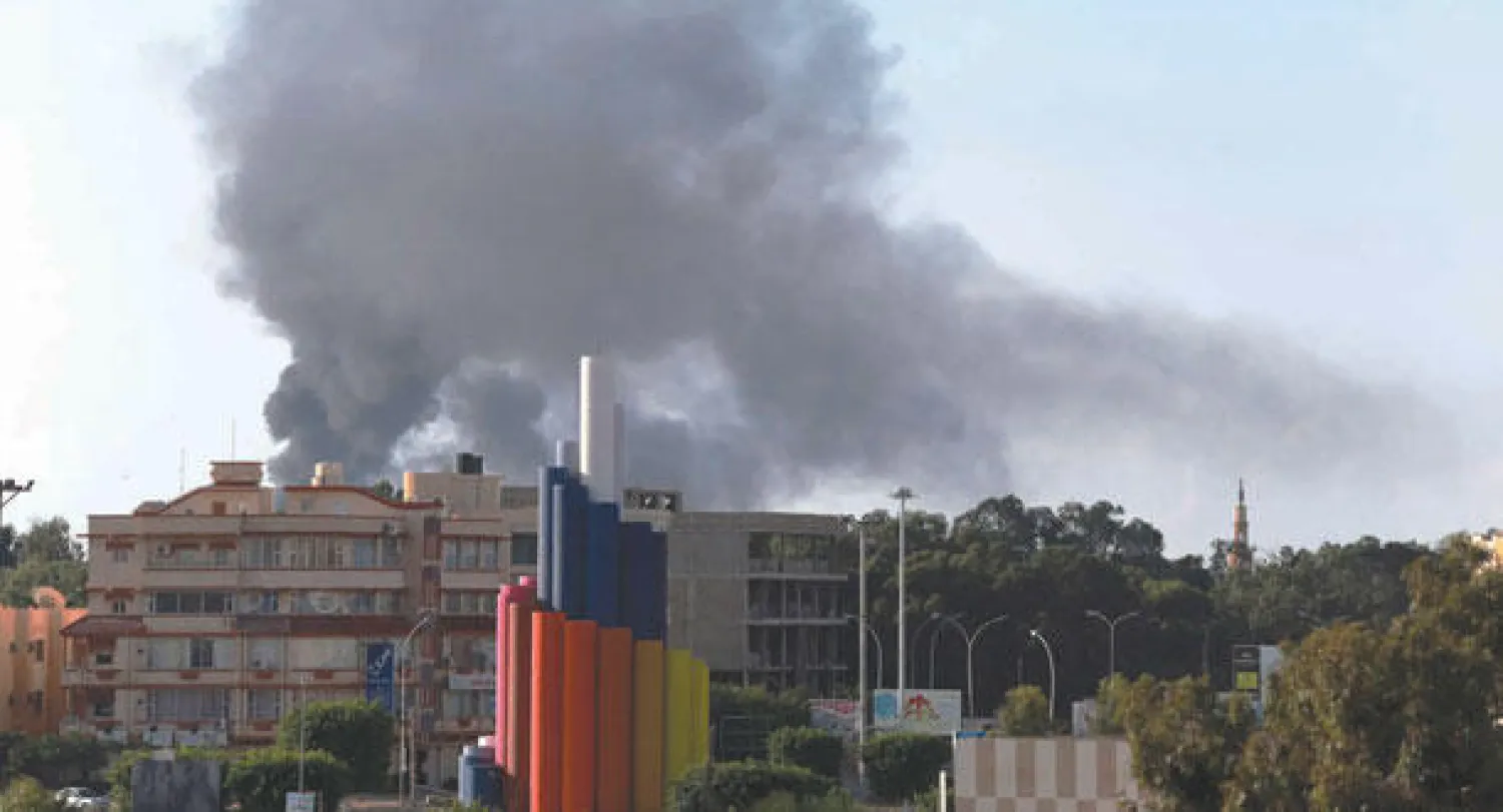 الدخان يغطي سماء بنغازي بسبب الاشتباكات بين الجيش وميليشيات الإسلاميين (رويترز)