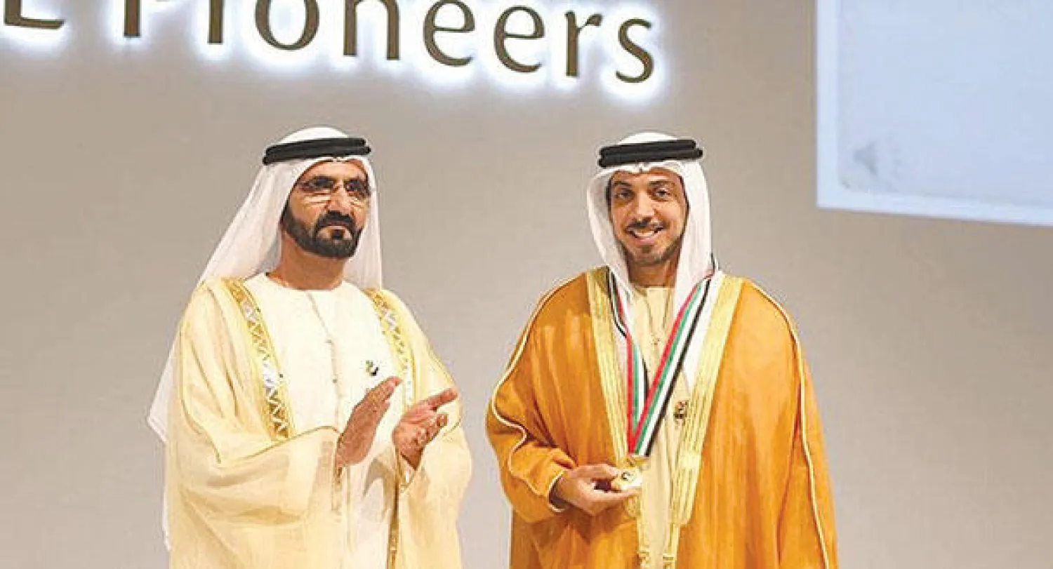 محمد بن راشد يمنح 43 شخصية إماراتية ميدالية أوائل الإمارات ويؤكد أن طموح الدولة أن تكون الأولى عالميا